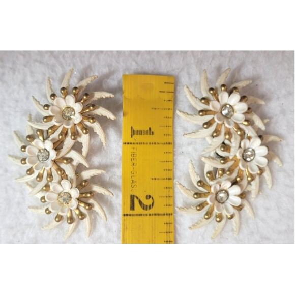 Vintage White Floral Clip On Earrings Rhinestone MCM Retro Celluloid 1940s 1950s - Picture 2 of 5